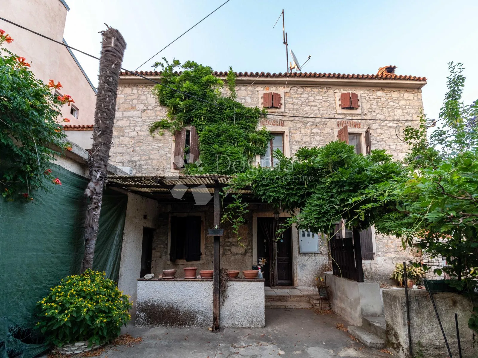 Atraktivna kamena kuća za renovaciju 500m od mora - Medulin