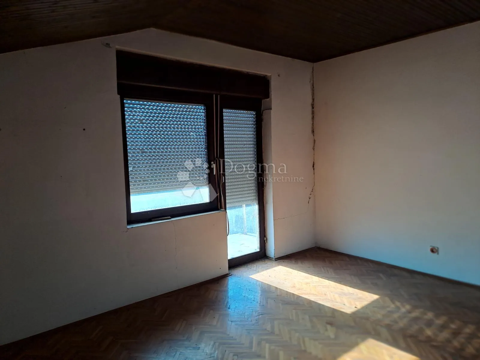velika kuća na odličnoj lokaciji - slika 14
