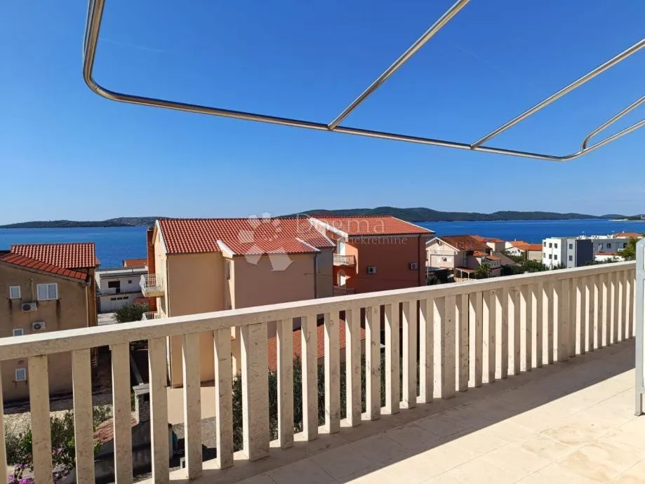 prilika u brodarici- kuća blizu mora, s 6 apartmana i 3-sobnim stanom!! - slika 2