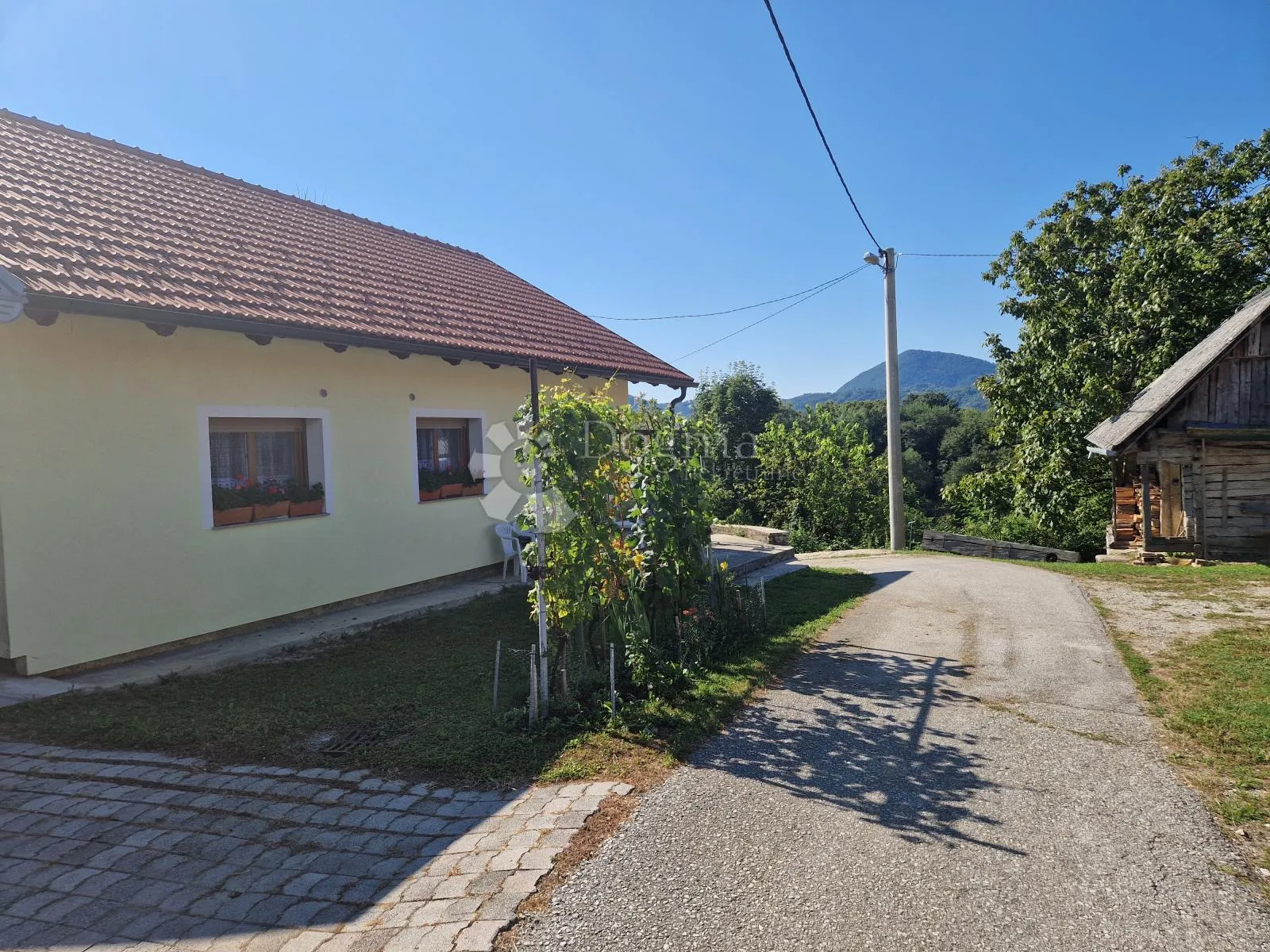 kuća u prirodi s prekrasnim pogledom na ravnu goru i velikom okućnicom - slika 14