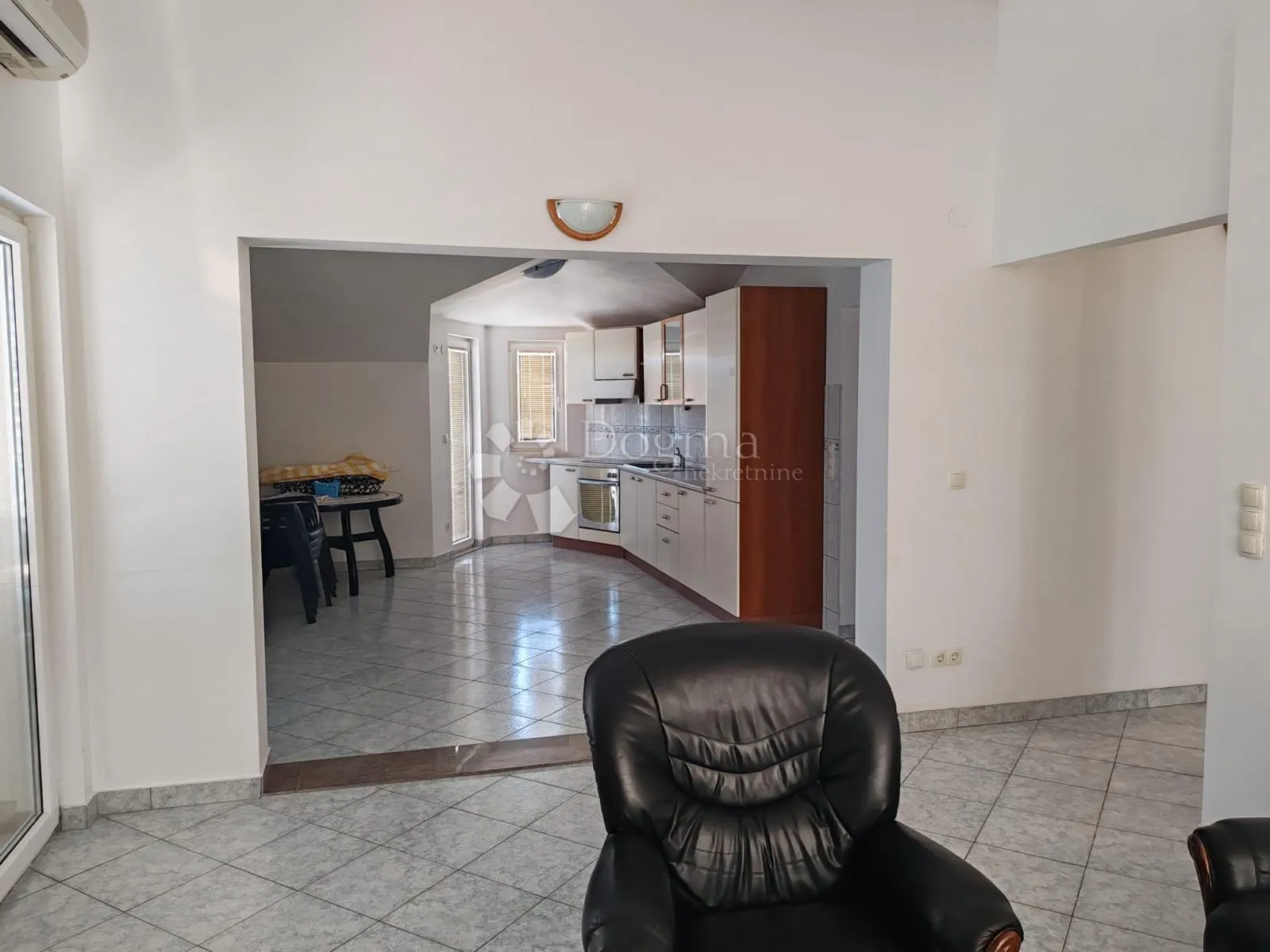 zatoglav - kuća nadomak mora sa 7 apartmana i poslovnim prostorom - slika 23