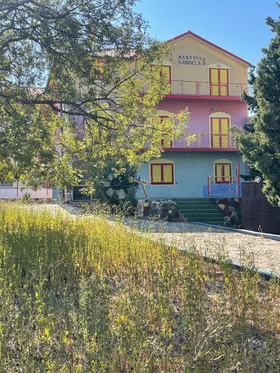kuća s 5 stanova, bazenom i pogledom na more – murter - slika 3