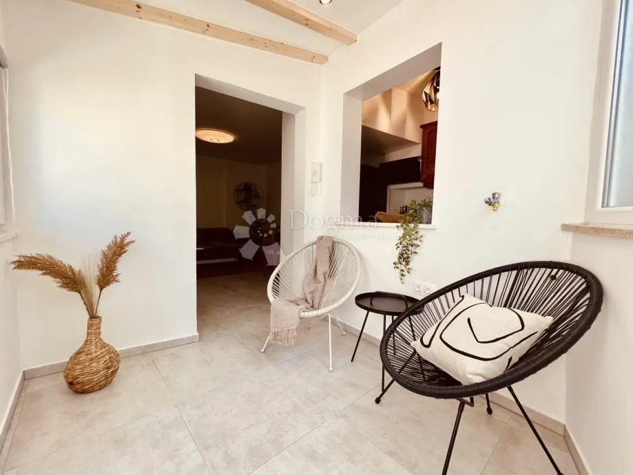 dva luksuzno renovirana apartmana rustikalnog šarma – vrhunska investicija u srcu pule - slika 25