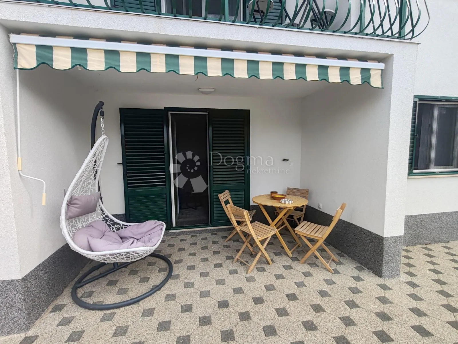 vodice - atraktivan stan u prizemlju - 150 metara od plaže - slika 2