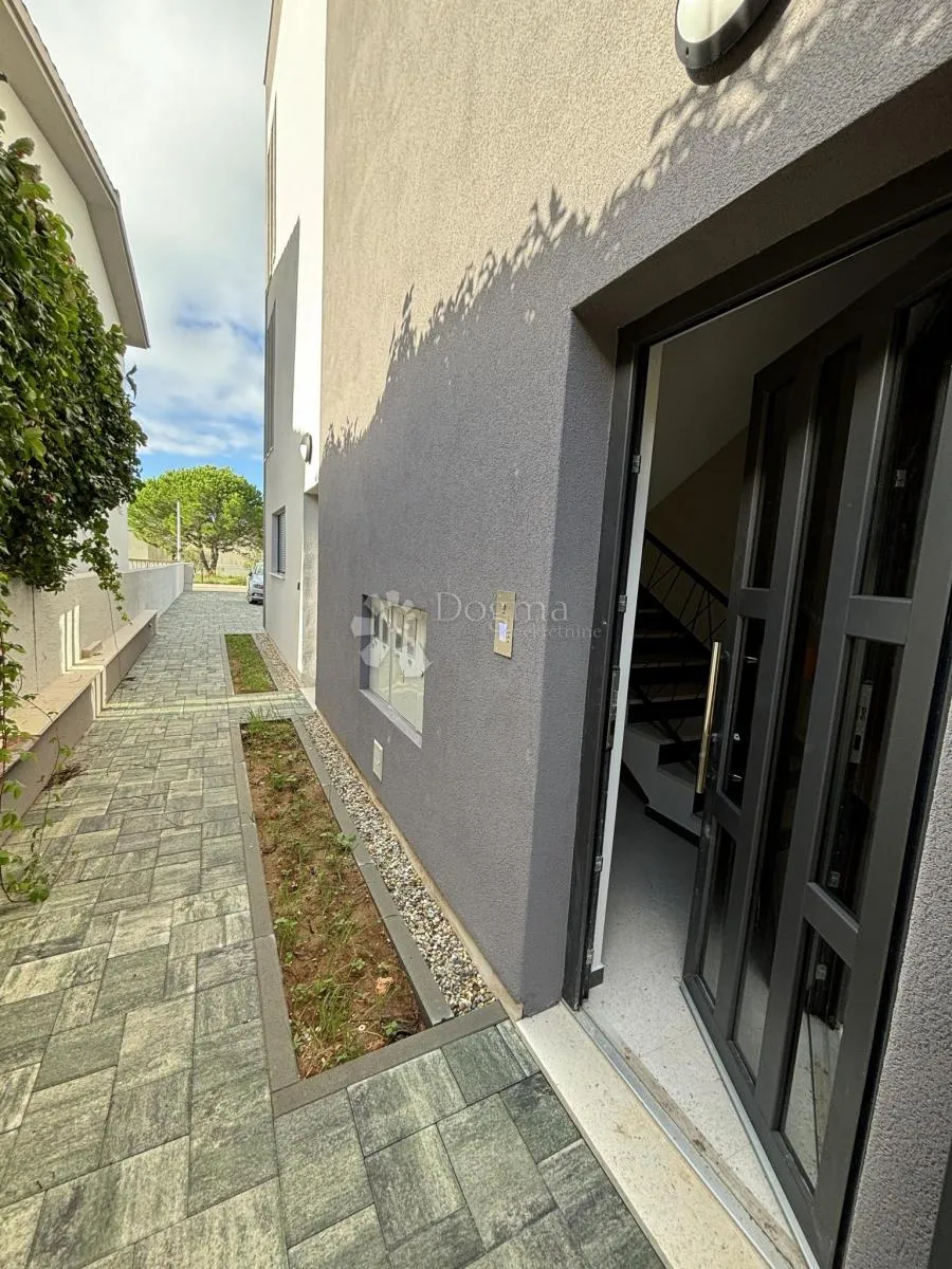 prodaje se luksuzni apartman na otoku viru, 100 m od mora - slika 15