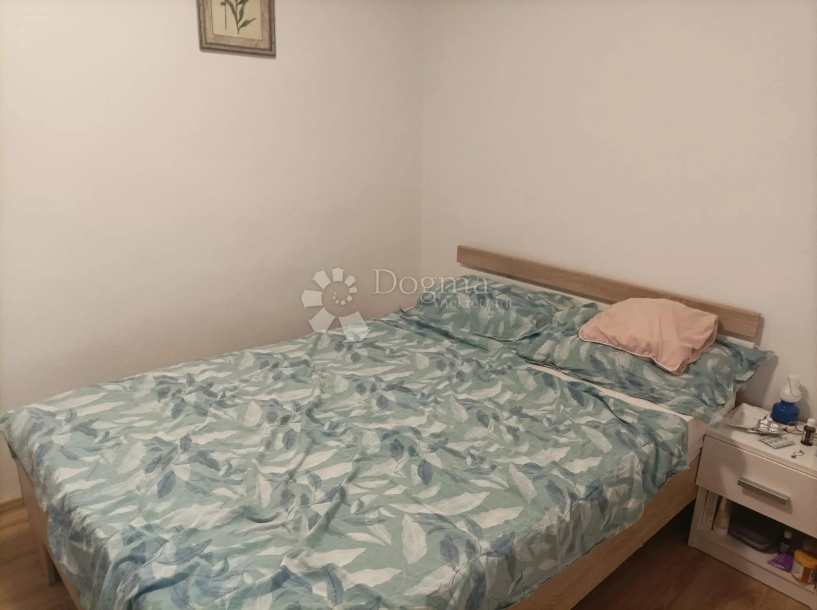 obrovac 2 apartmana 6sb + 2db ogromna okućnica - slika 10