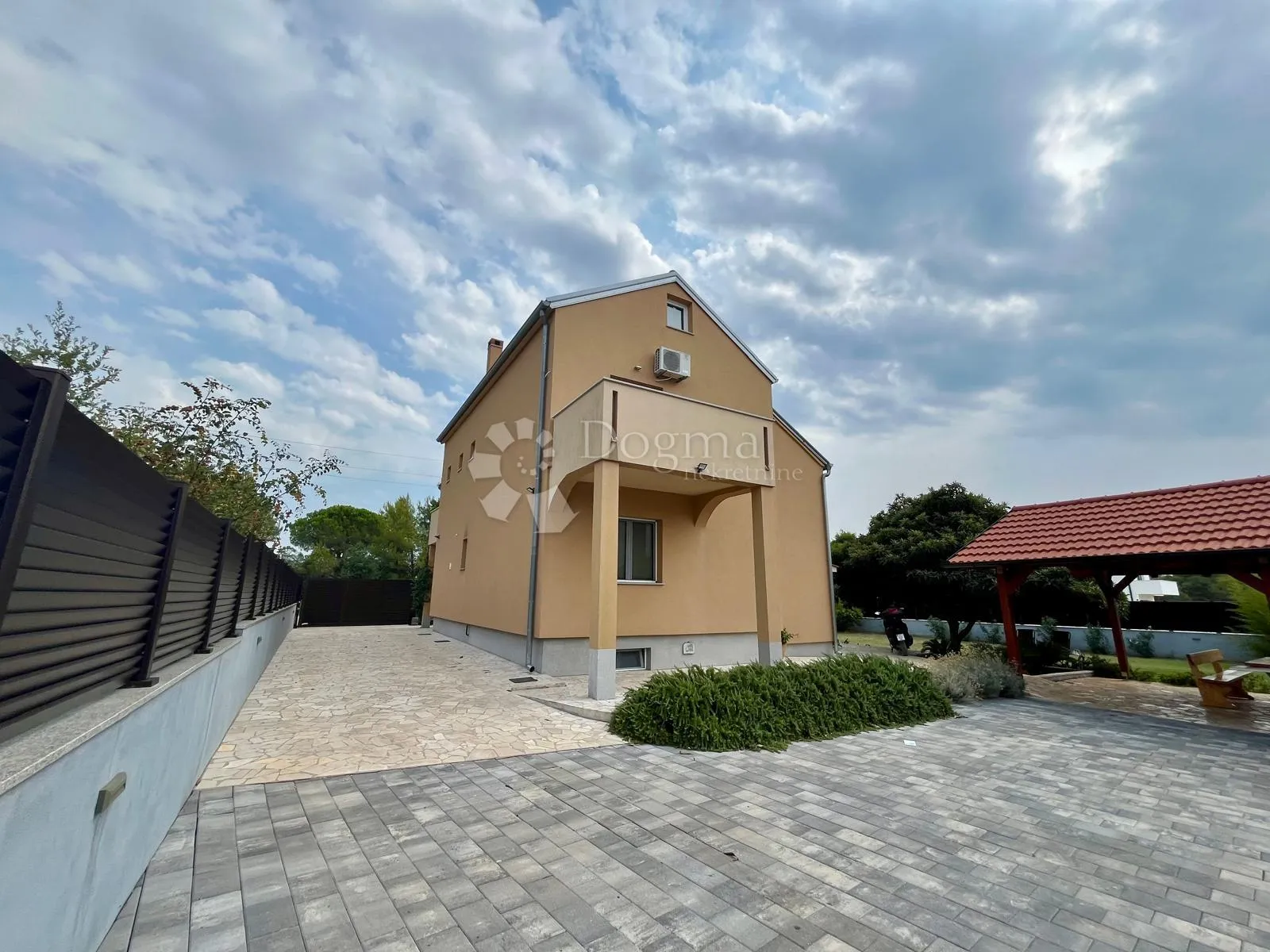 prostrana obiteljska vila visokog standarda u biogradu na moru - slika 5