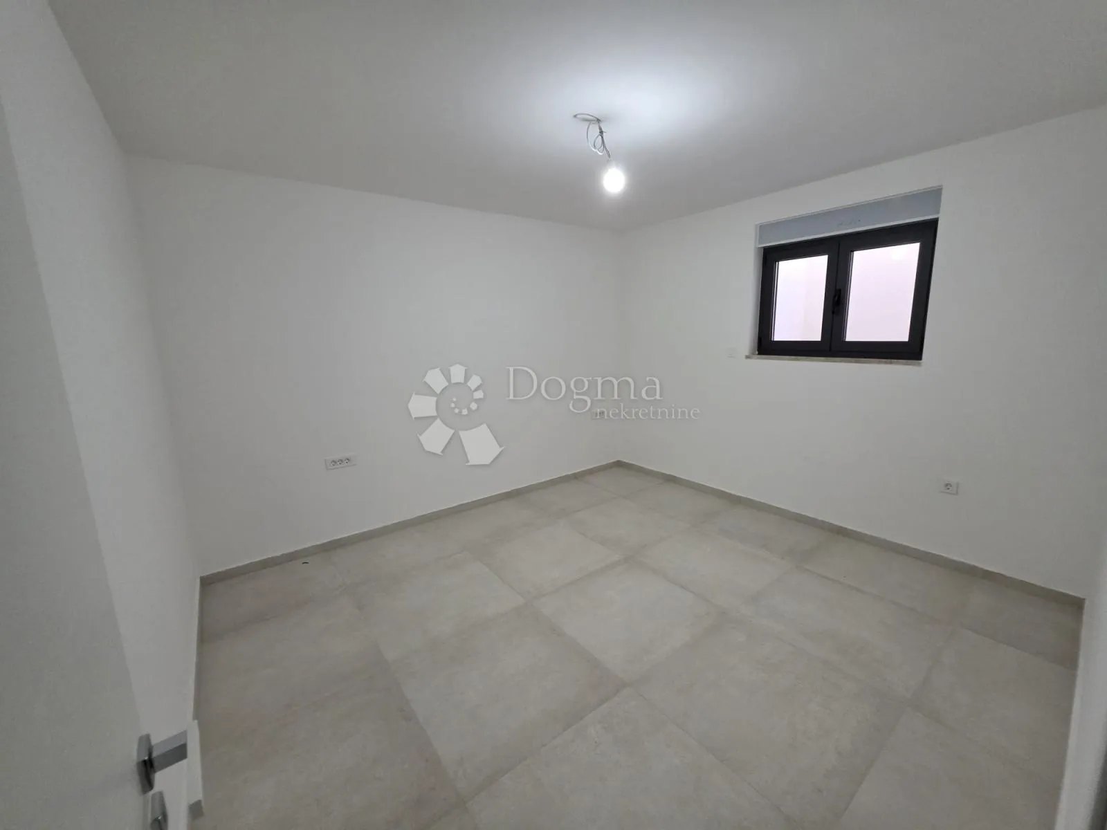 rogoznica- prizemlje u novogradnji 70m od mora - slika 13