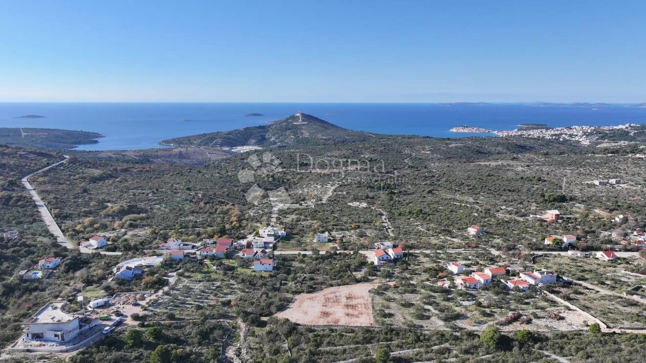 građevinsko zemljište od 901m2 u zaleđu primoštena - slika 2