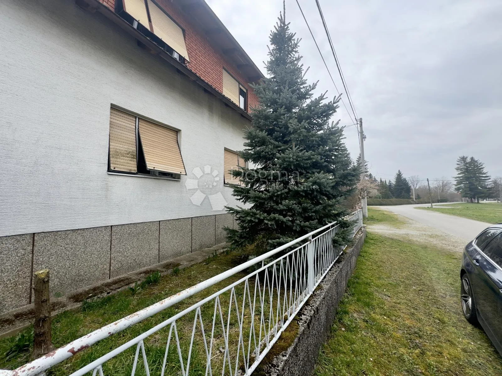 kuća s velikim zemljištem u lukavcu – investicijska prilika - slika 1