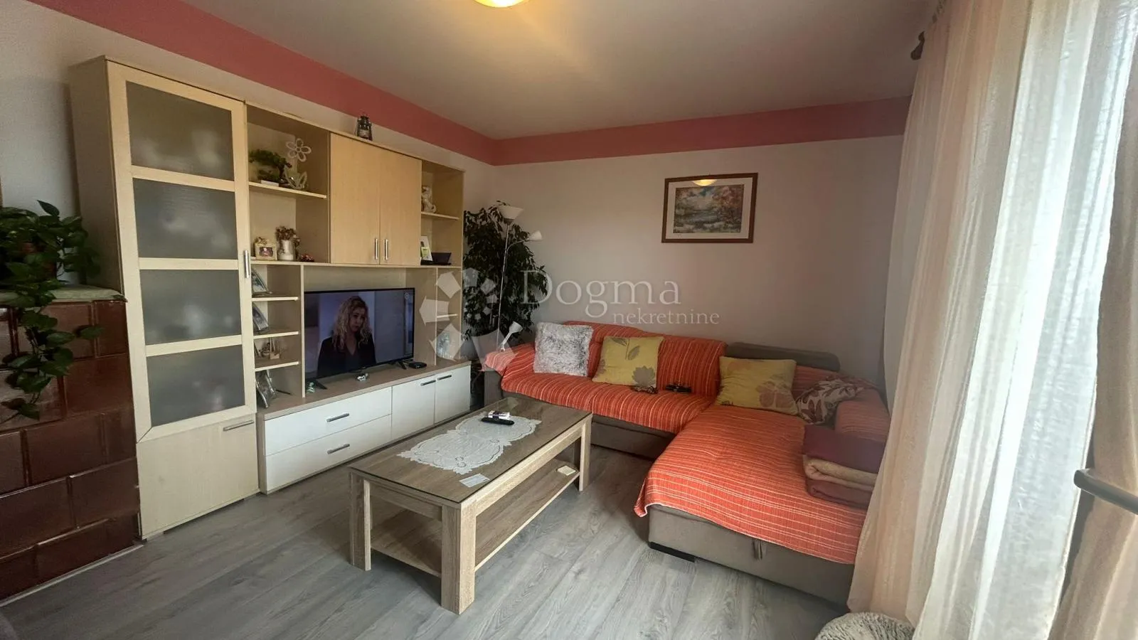 dvosobni stan na izvrsnoj lokaciji u puli – svega 100 metara od centra grada - slika 2