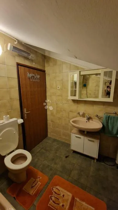 kuća blizu mora sa tri stana - slika 11