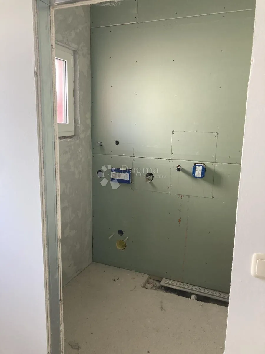 prilika - apartmanska kuća u pirovcu, 1. red do mora - slika 37
