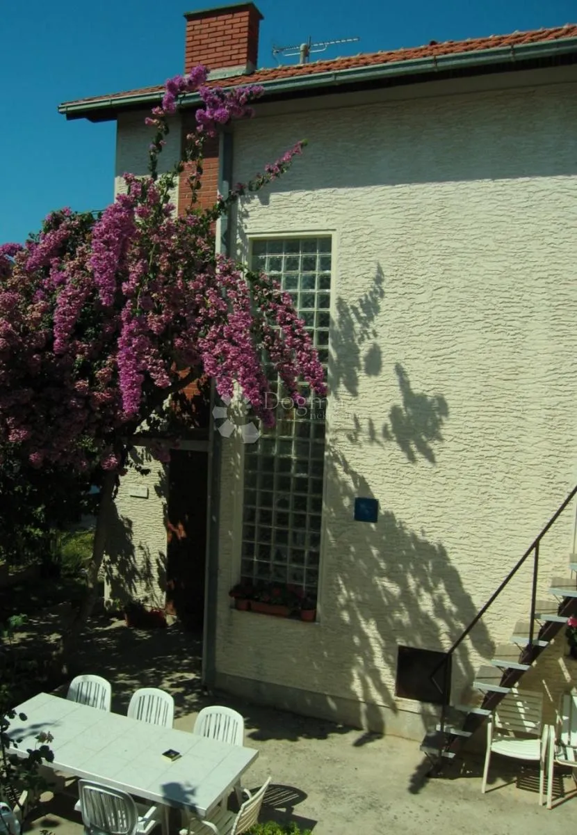 okrug gornji, kuća 400 m², 150 m od mora, prilika - slika 4