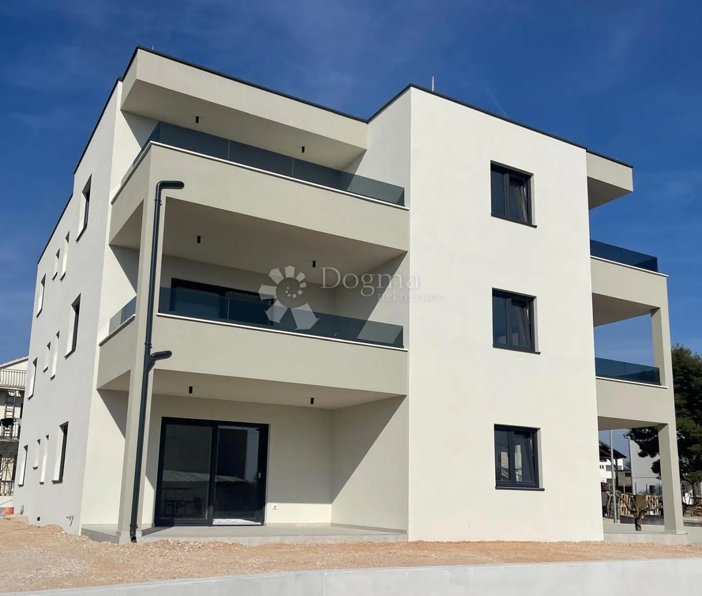 stan vodice novogradnja - slika 1