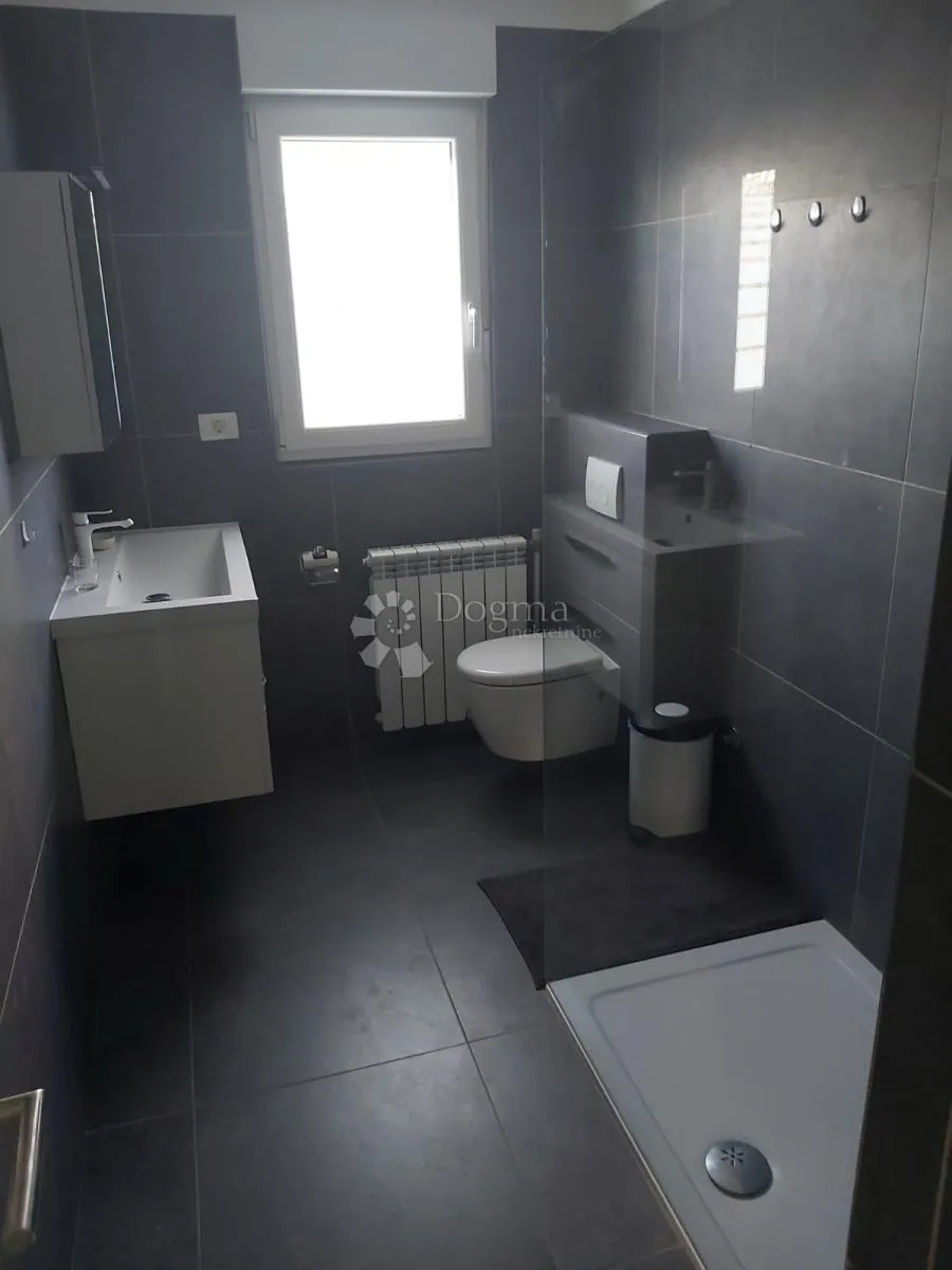 kuća s dva stana i 8300 m² građevinskog zemljišta - slika 4