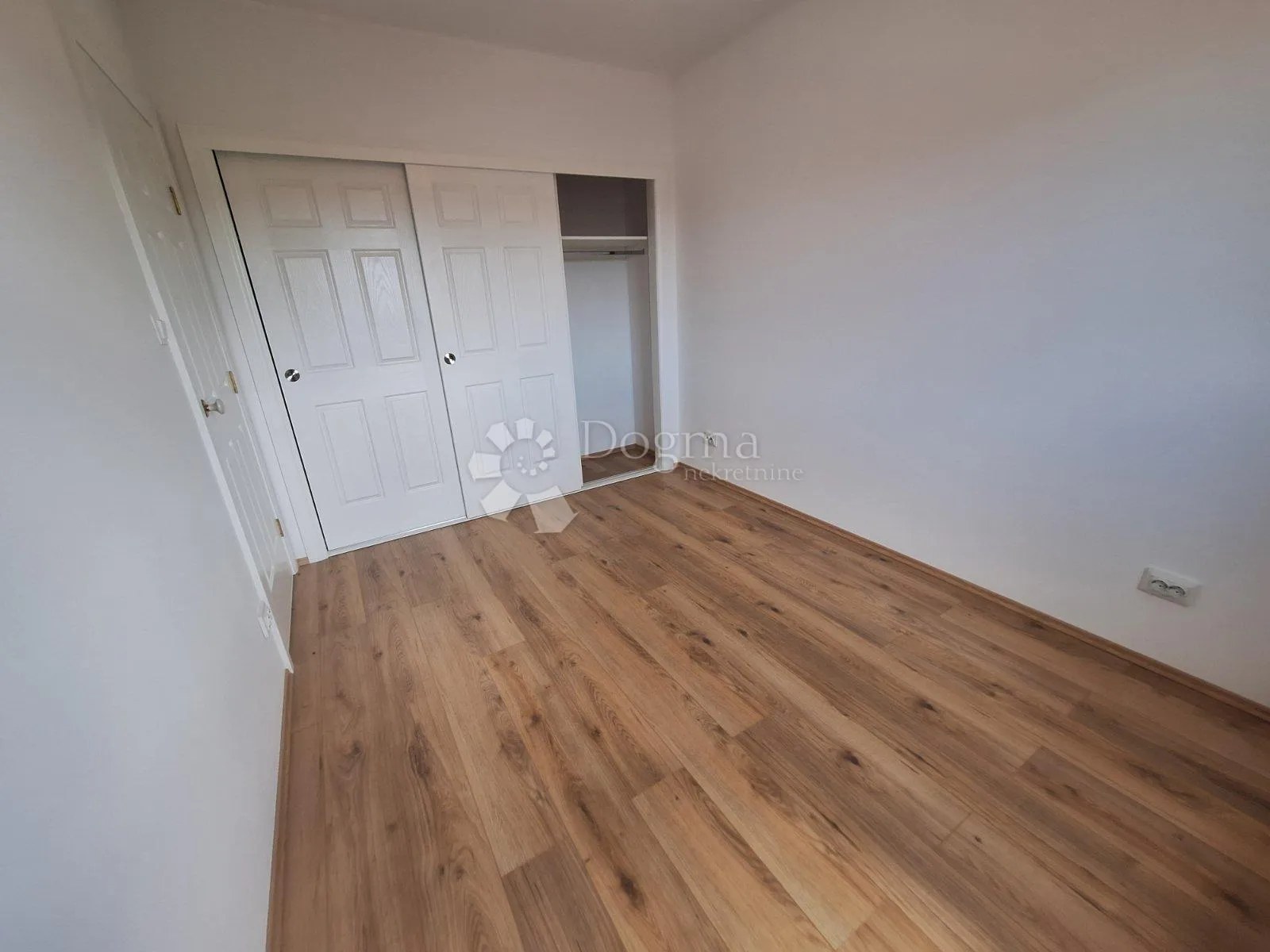novogradnja sa 2 apartmana i pogledom na more - slika 17