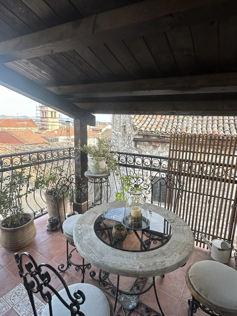 prekrasno obnovljena kamena kuća u srcu šibenika, 151 m² - slika 11