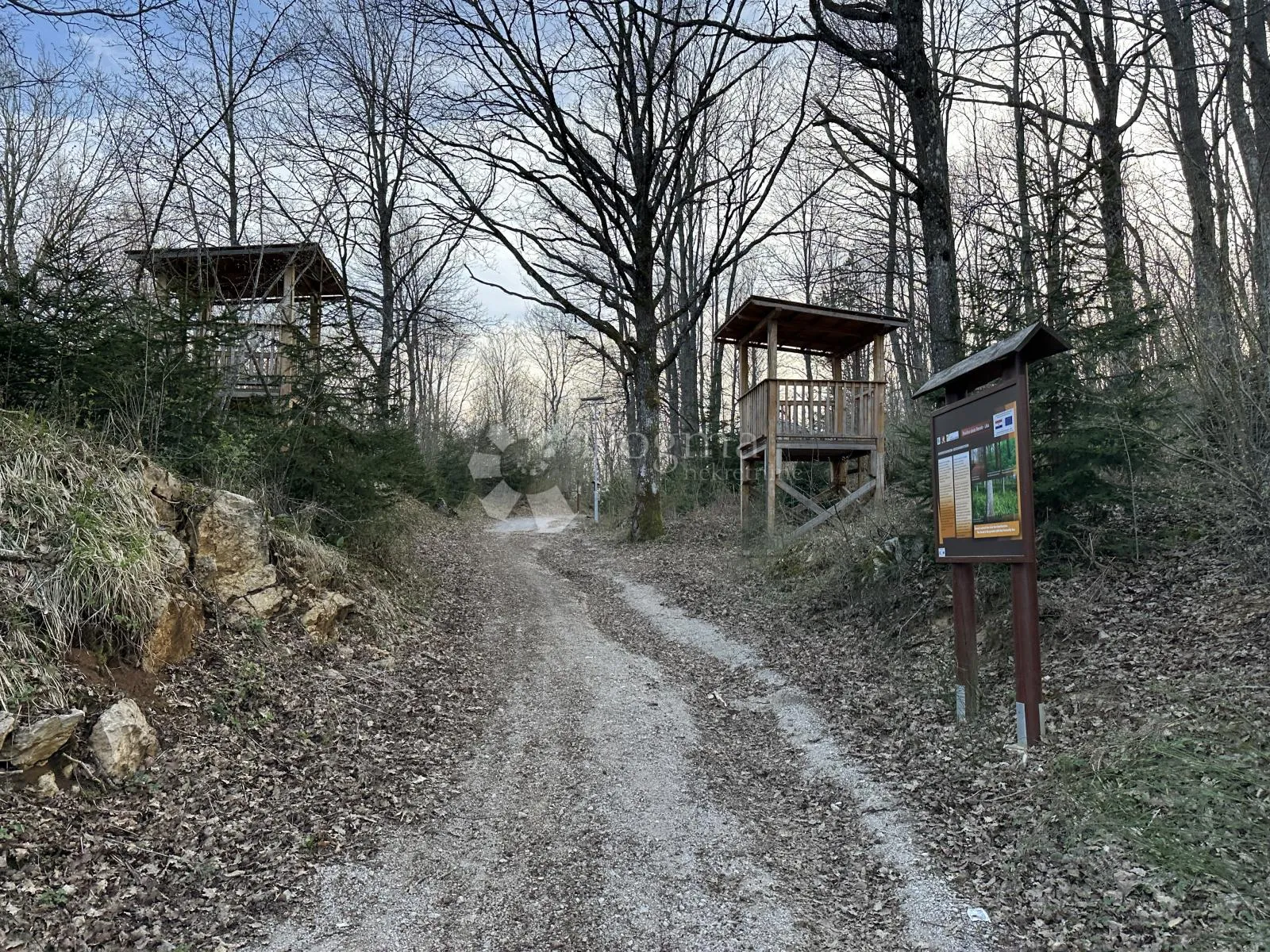 predivna lokacija uz rijeku liku pogled na velebit - slika 6