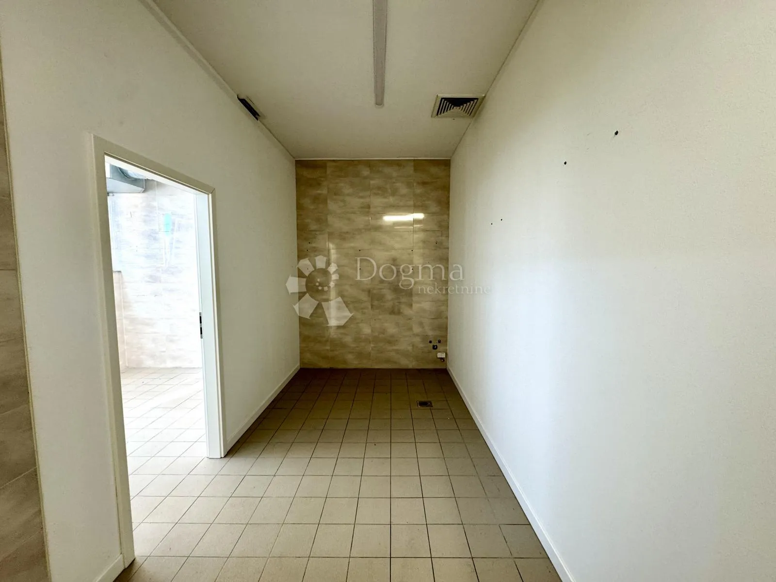 poslovni prostor u centru malinske - slika 4
