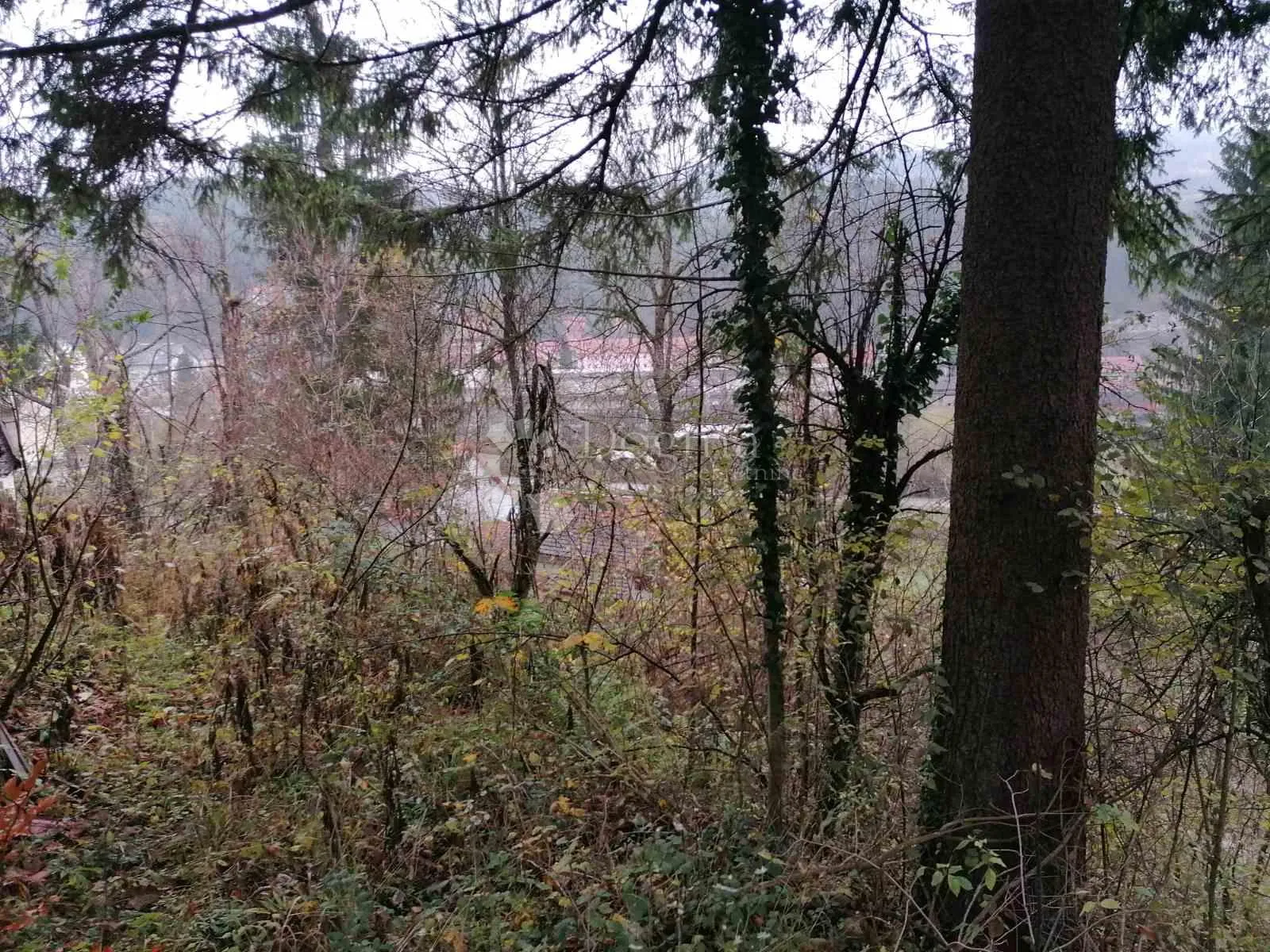 gorski kotar moravice - lijepo osunčano zemljište sa ucrtanom ruševinom - slika 2