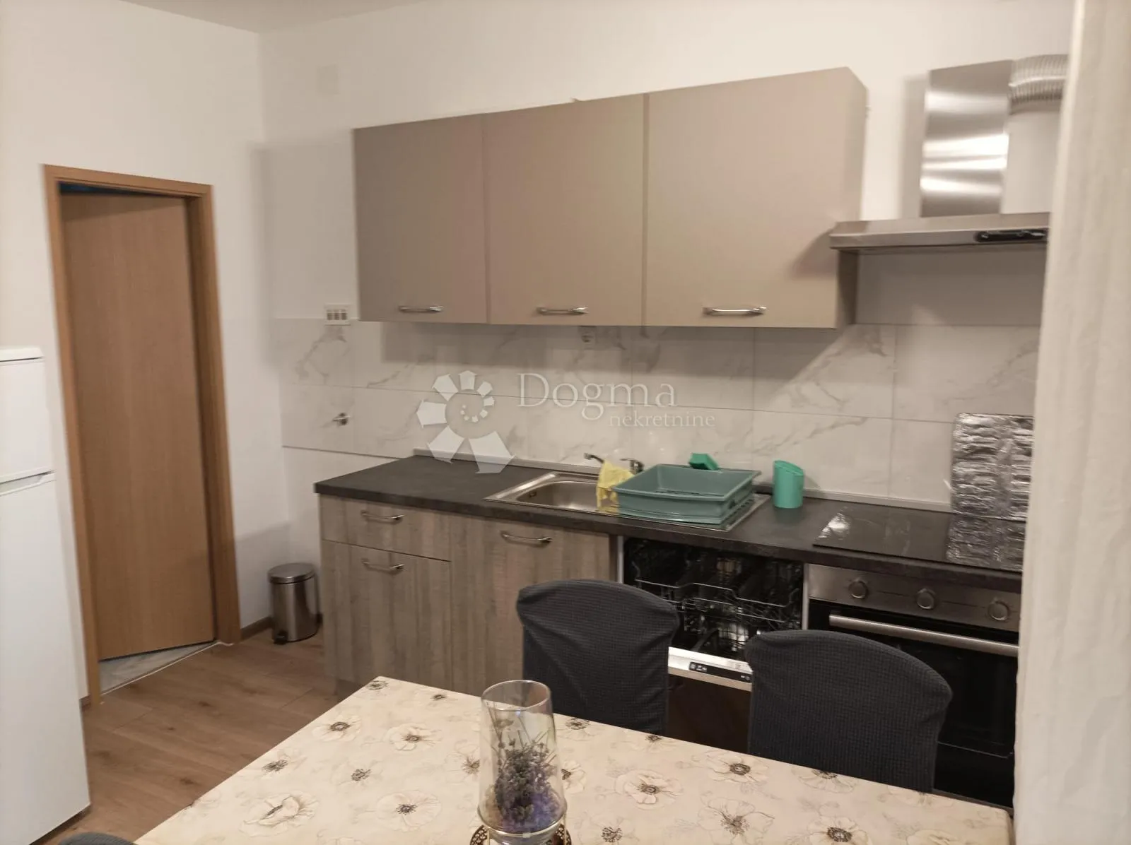 obrovac 2 apartmana 6sb + 2db ogromna okućnica - slika 7