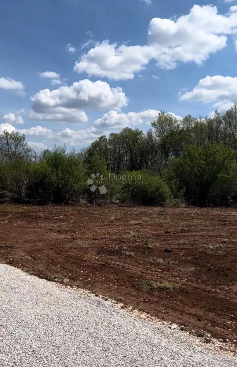 tinjan - odlična građevinska parcela, 855 m², pravilnog oblika - slika 2