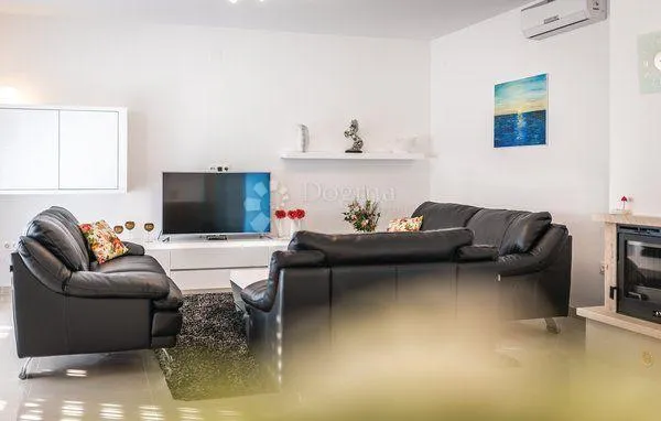 stivašnica- villa s bazenom na top lokaciji - slika 25