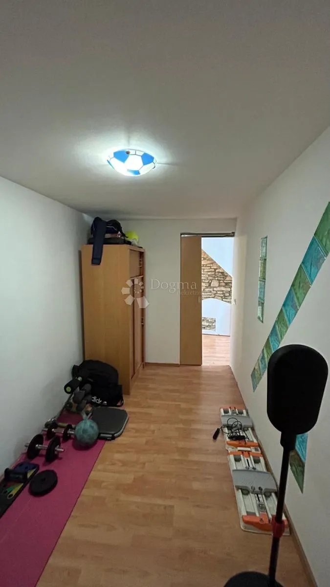 predivna renovirana kuća 160m2 - šišan - slika 15