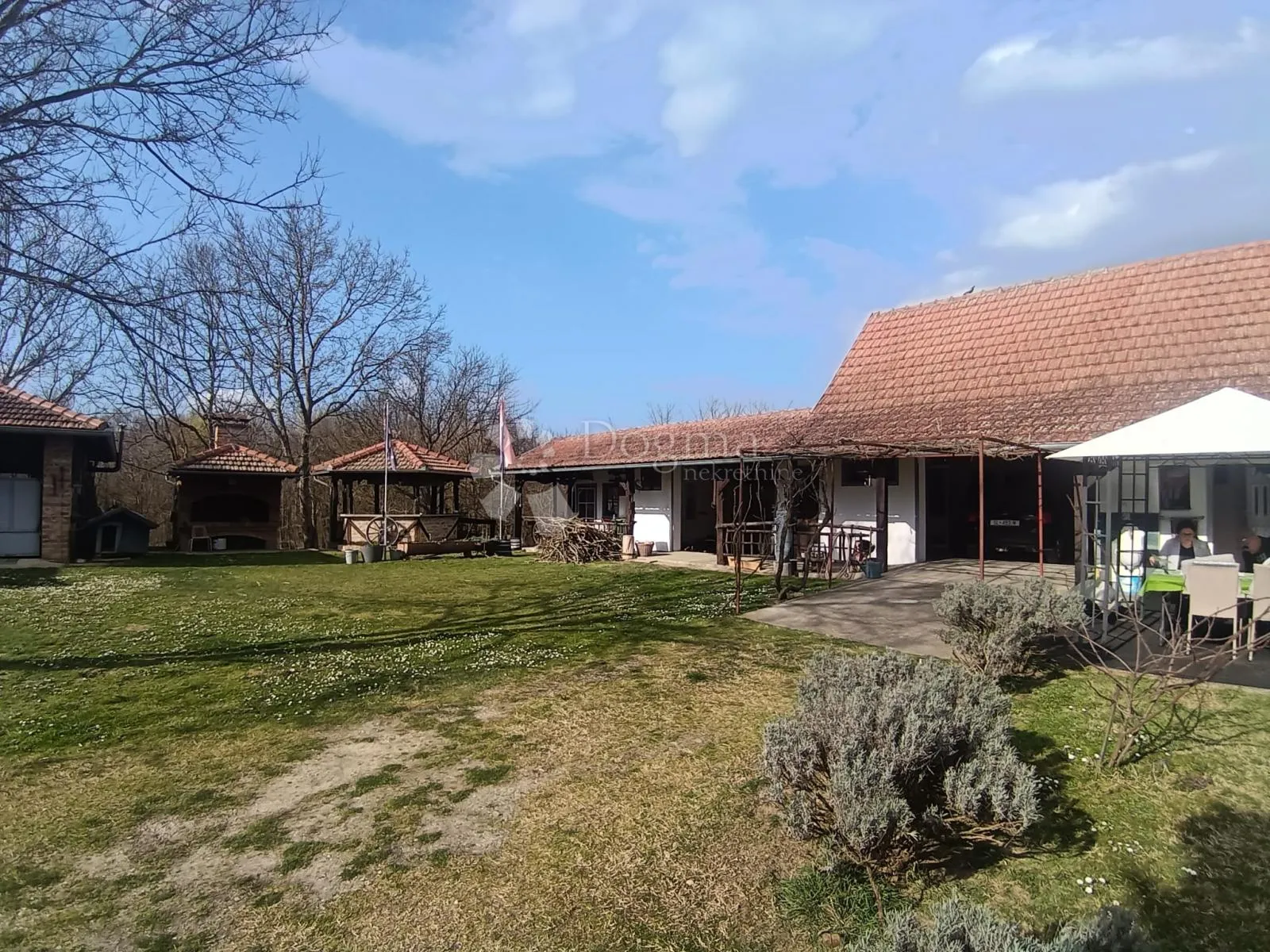 kuća u prirodi s jezerom i velikim imanjem - slika 2