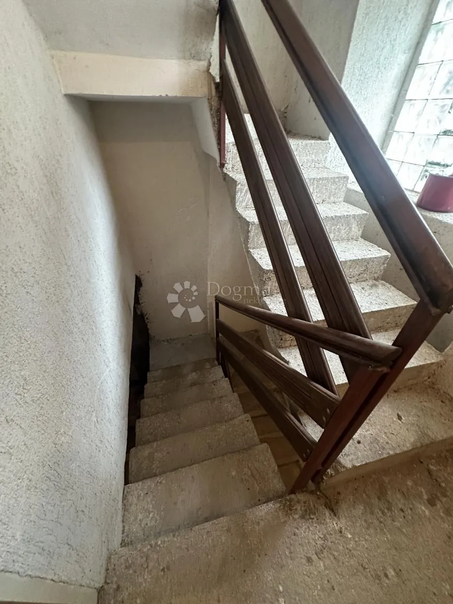 knin, kuća s dva prostrana stana i potkrovljem - slika 9