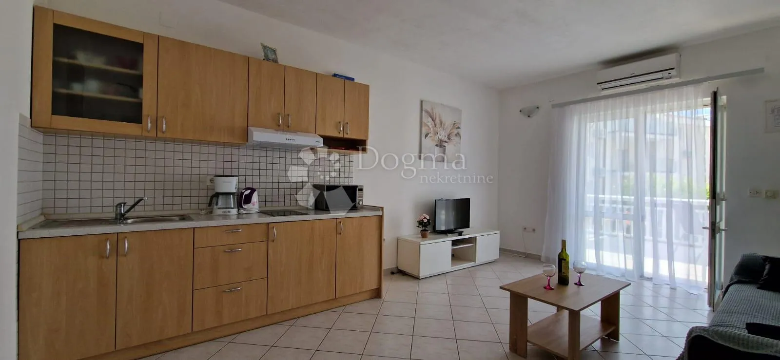 prodaje se – prostrana kuća s apartmanima, pogledom na more i uhodanim turističkim poslom (353 m²) – okrug gornji - slika 10