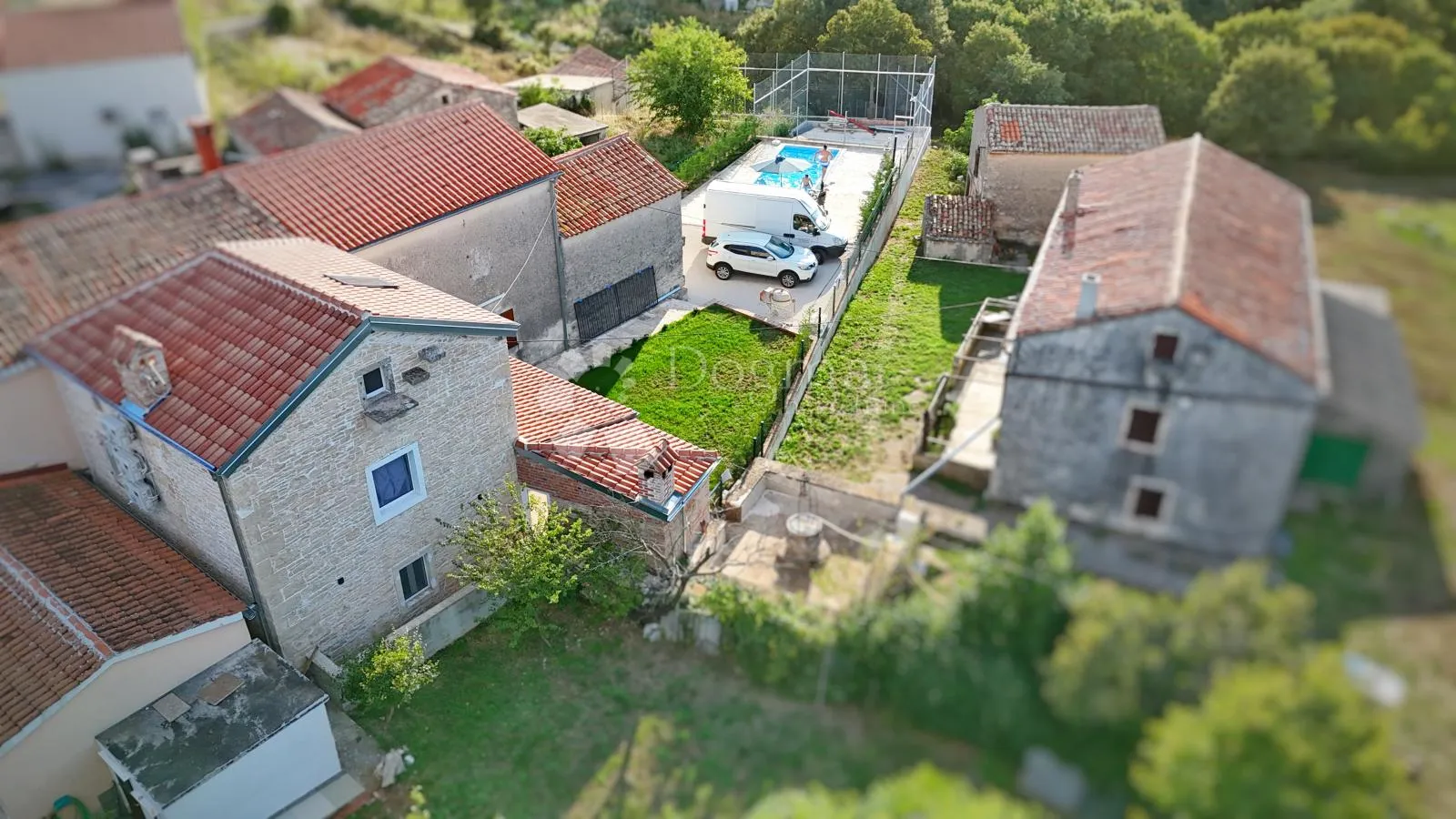 predivna kamena kuća sa bazenom i okućnicom - slika 27