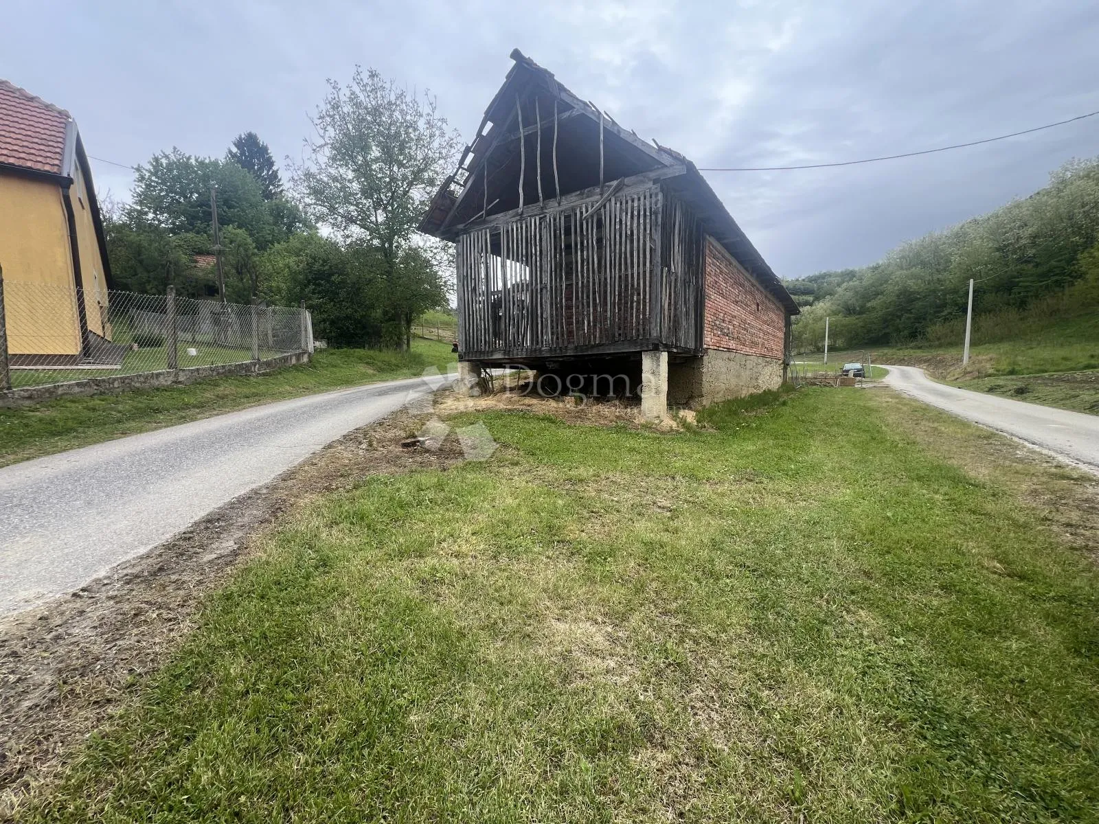 građevinsko zemljište 1.600 m2 sa starom kućom za rušenje - okolica bedekovčine - slika 6