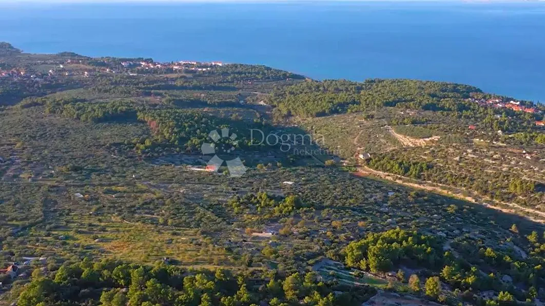 poljoprivredno zemljište s pogledom na supetar, brač - slika 1