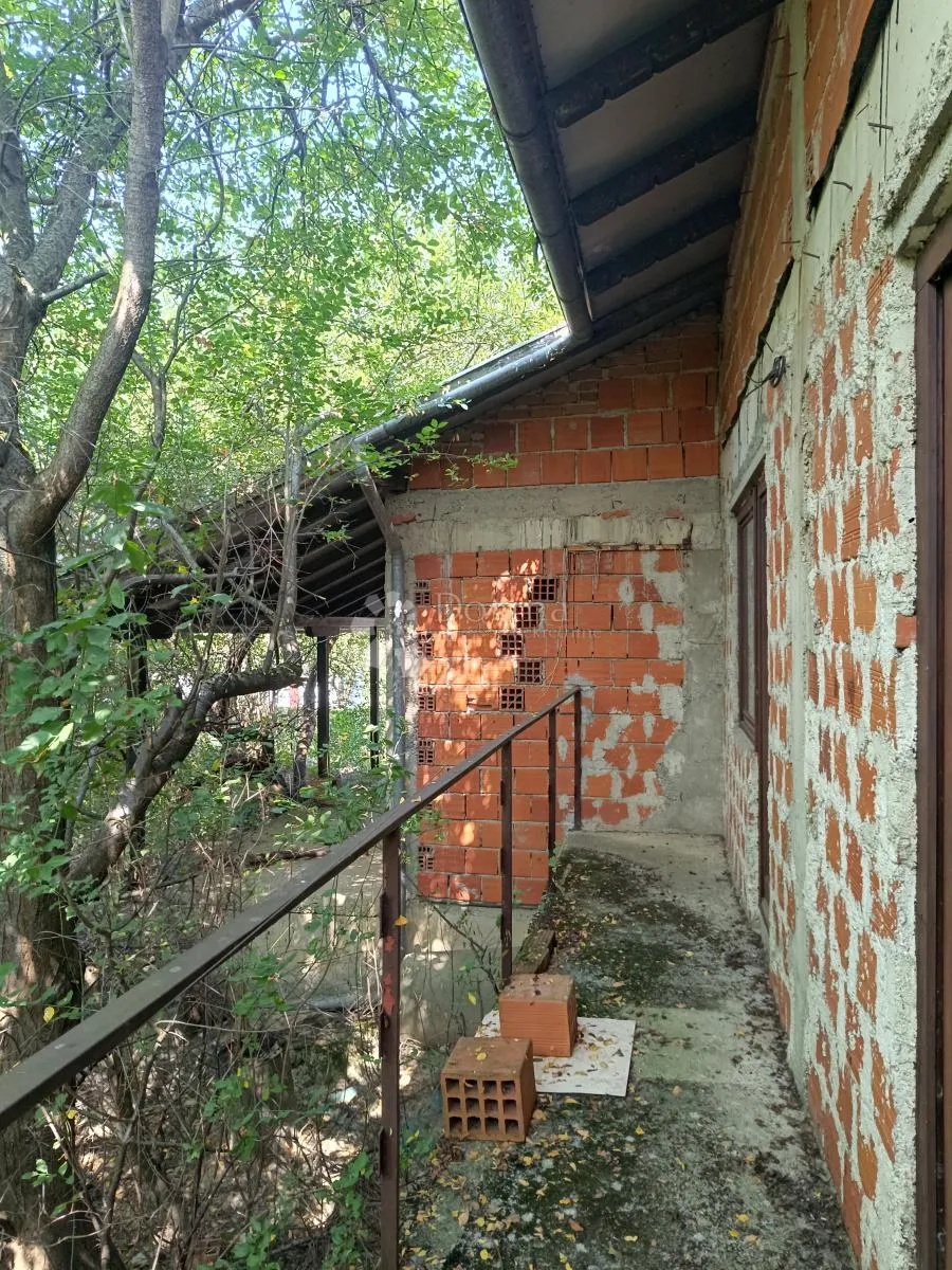 nezavršena kuća - slika 2