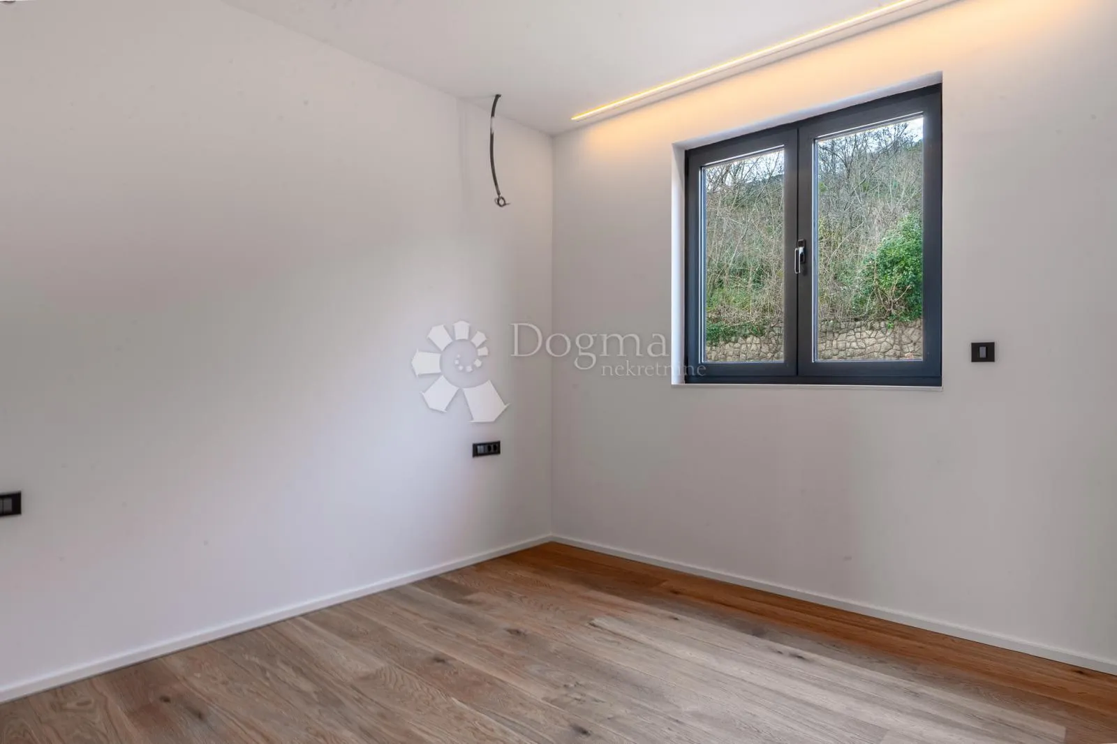 5★ lovran – 335 m² ukupno! stan 124 m² + natkrivena terasa 49 m² + vrt i parking 162 m² – 3 sobe, db, 3 kupaone, wc, spremište - slika 8
