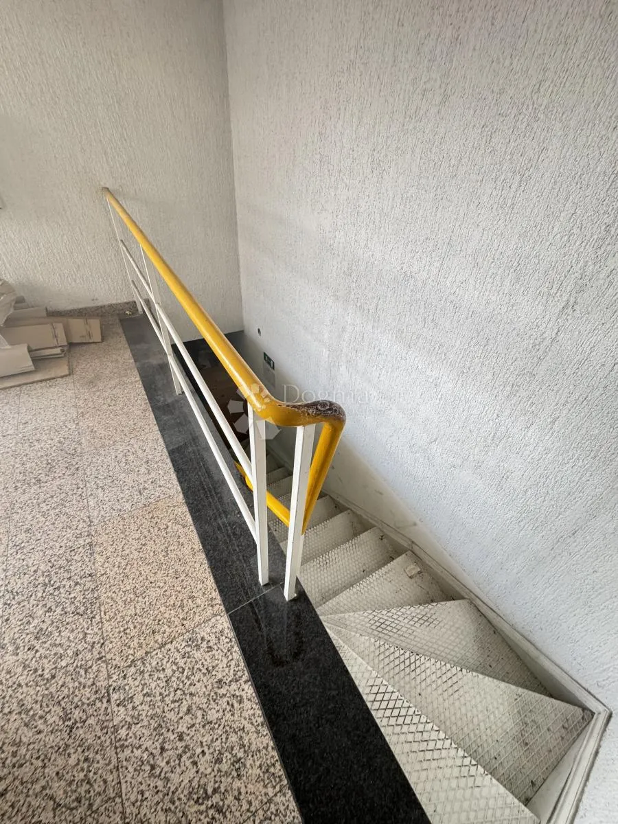 dvoetažni poslovni prostor s podrumom - slika 7