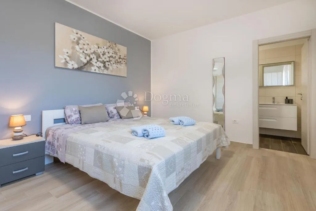 okolica labina,kuća sa 2 stana i bazenom u mirnom mjestu - slika 9