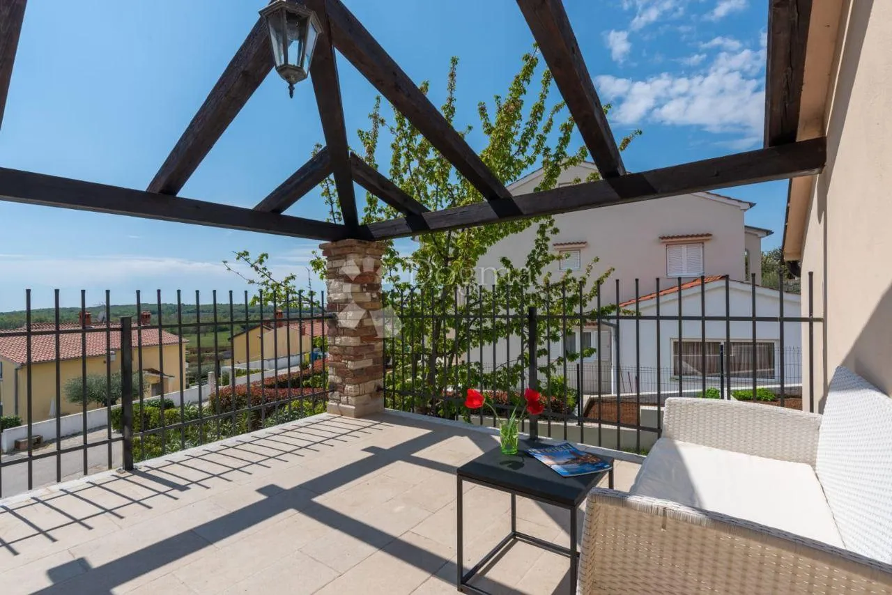 romantična kamena villa s bazenom - slika 32