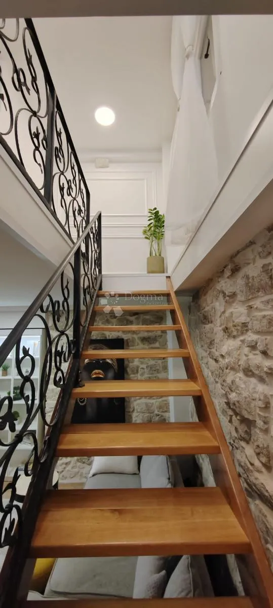renovirana kamena kuća u centru kaštel starog - slika 7