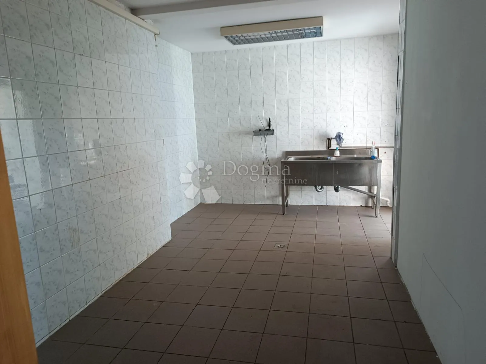 prilika - poslovni prostor donja dubrava (najam 1200€) - slika 4