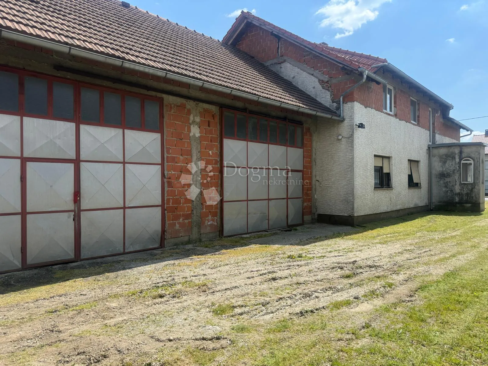 prostrana kuća s dvije stambene jedinice - slika 37