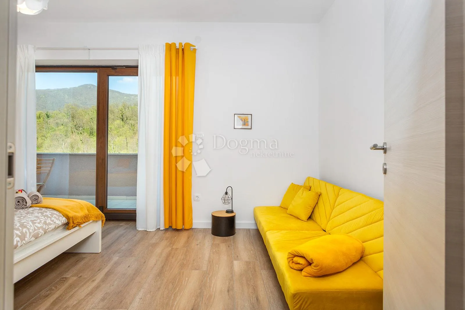 charming stone house with a pool - slika 25