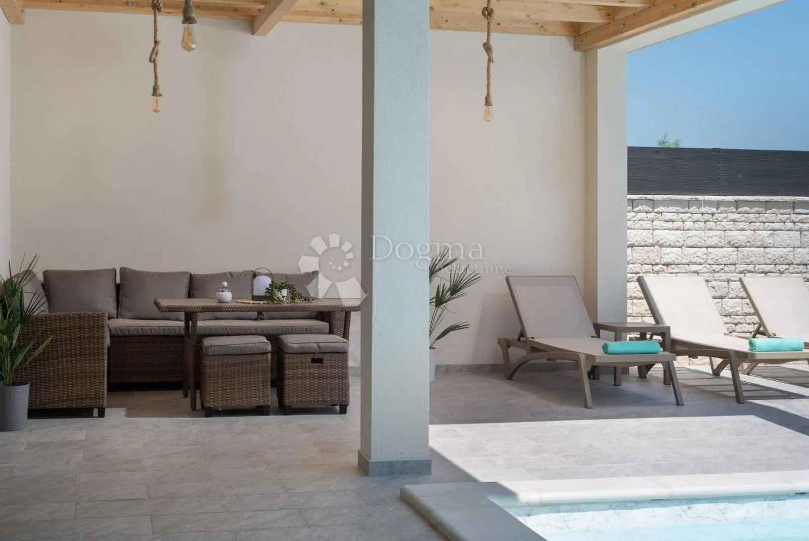 poljica brig - villa s bazenom, novogradnja - slika 26