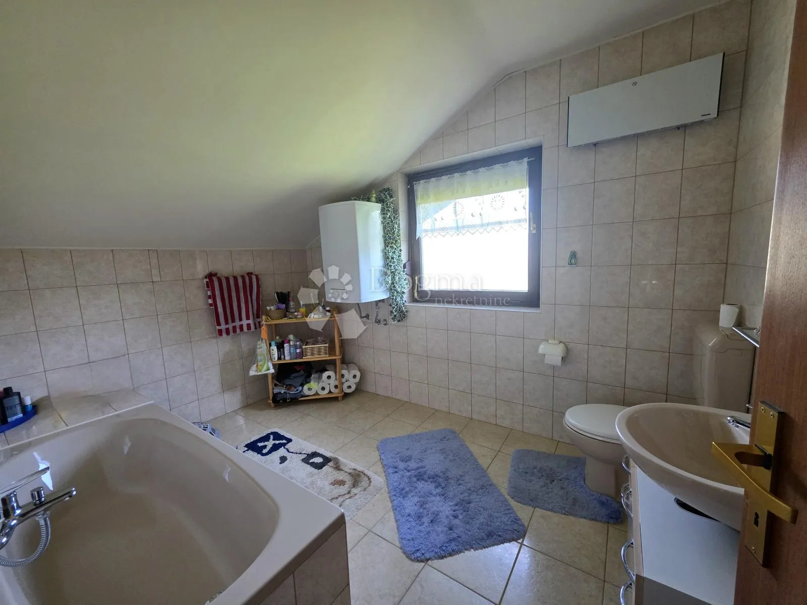 prodaja, kuća, velika jelsa, nkp 300 m2 sa okućnicom - slika 16