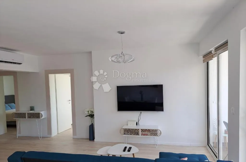urbana vila na korak od mora - slika 8
