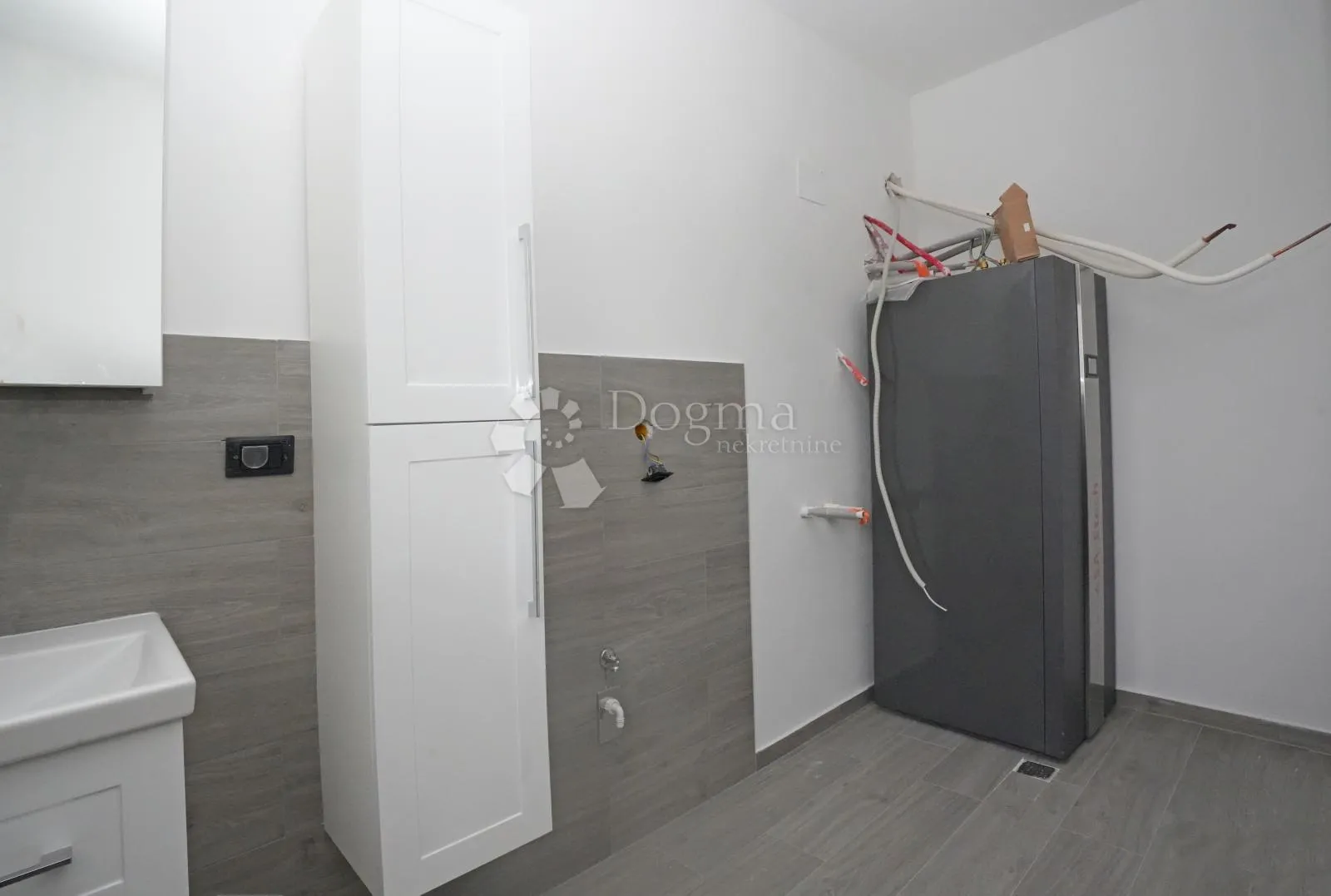 novoizgrađna moderna vila u taru! - slika 27