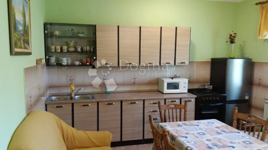 kuća sa 2 stana i prostranom građevinskom okućnicom - slika 10