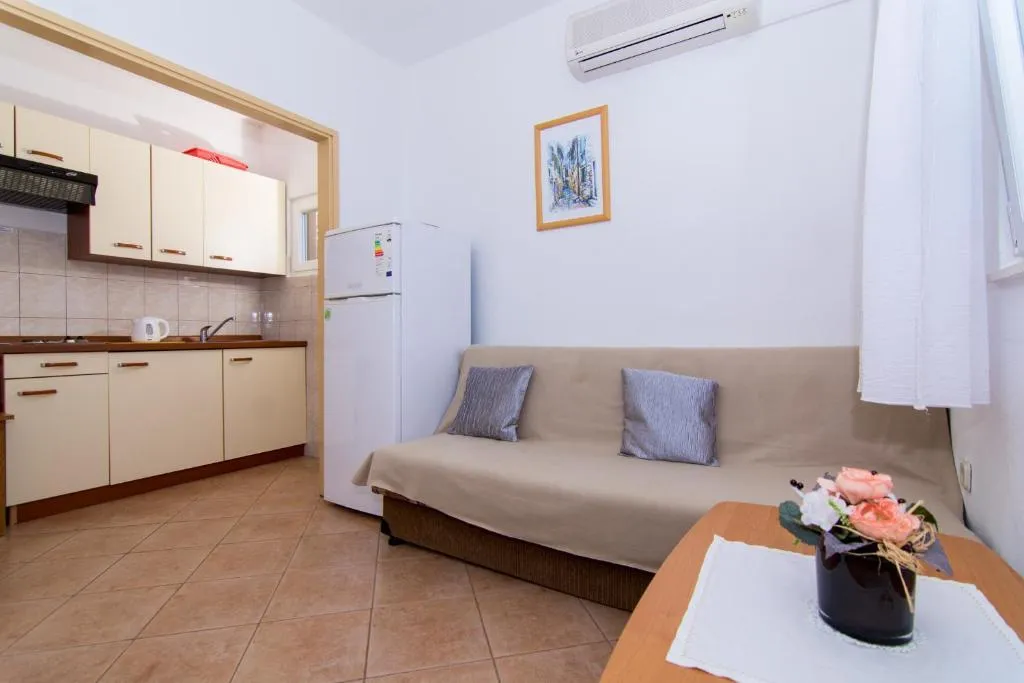 apartmanska samostojeća kuća u mjestu mastrinka! o.čiovo - slika 4